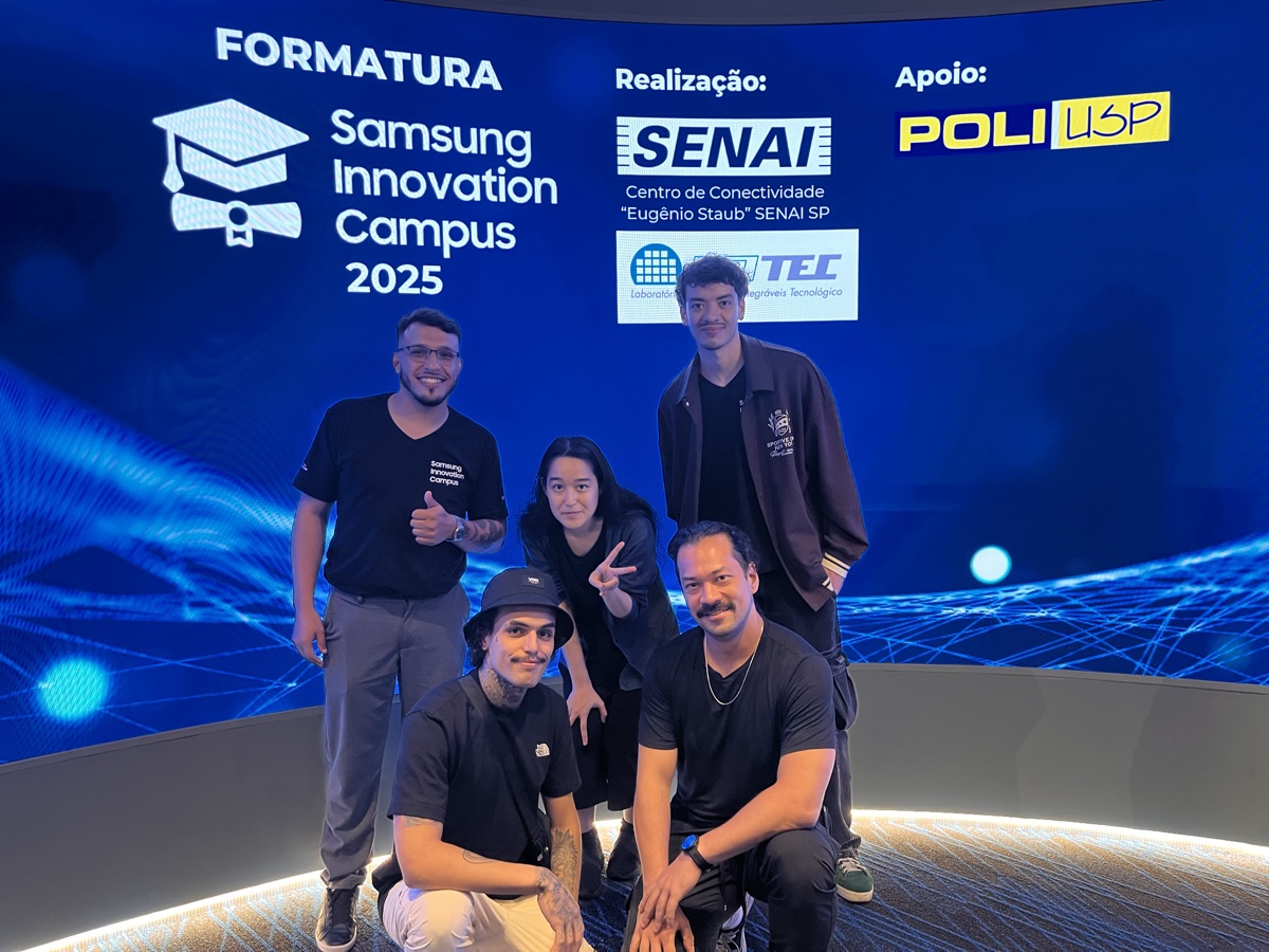 Cinco pessoas diante do painel da formatura do Samsung Innovation Campus 2025
